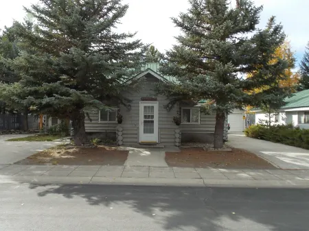 The White Buffalo rustic cabin located in the middle of West Yellowstone, MT