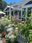 Free standing 1940s Artists Cottage East End near Commercial St. Parking! A/C!