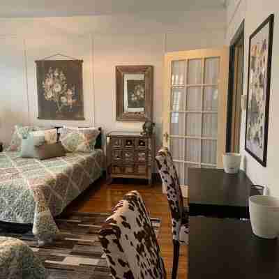 Beautiful S. Main St. Historic Row House Rooms