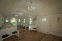 Convenient and Historic Farmhouse with modern amenities, sleeps 17
