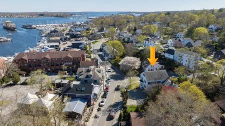 Delightful Downtown Mystic Studio!