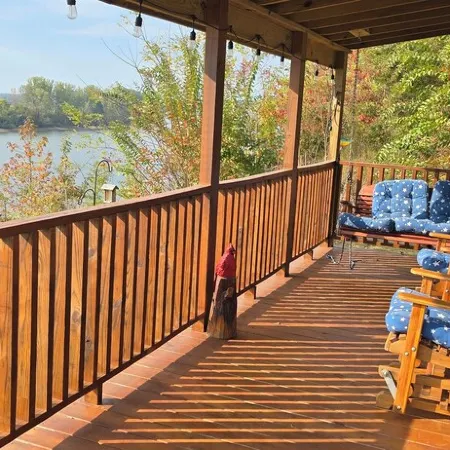 Peaceful Log Cabin on Tennessee River! Pet Friendly, Close to Historical Sites.