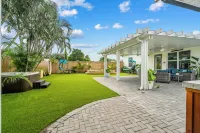 Private Resort!! Sauna, Pool, Cold Plunge, Hot Tub, Tiki Bar, Theater, Games Hotels near Palm Springs