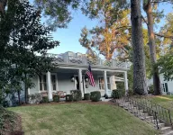 Luxury Home - Walk to Grove and Square - Outdoor Patio Seating