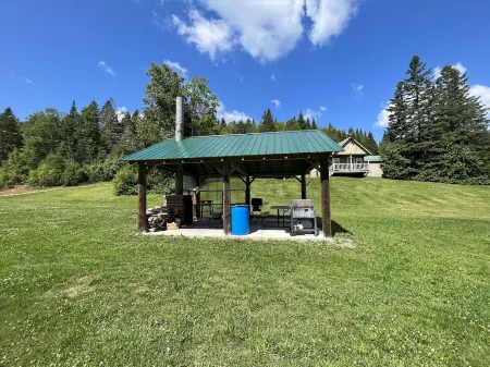 Northern Maine Large Cabin 4 • Wifi • Kitchen • AC
