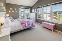 Lucia Townhouse- 3 Min to Downtown!  Covered Porch, 3 Bed/3 Bath, Garage! โรงแรมใน