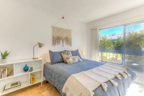 Charming, quiet, central condo, sleeps up to 6