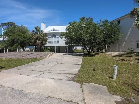 Boardwalk Bungalow-dog friendly-steps to beach walkover-community pool-SPECIALS!