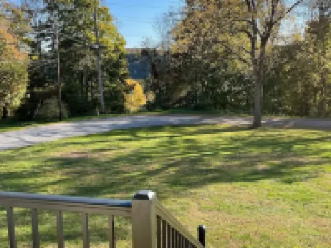 Entire remodeled farmhouse. Hotels in Venango County