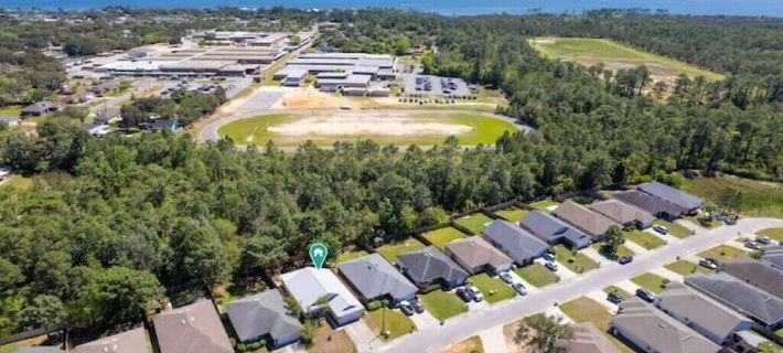Navarre Beach Retreat: Renovated Home Near Beach, Fire Pit, Beach Gear, King Bed Hotels in Navarre