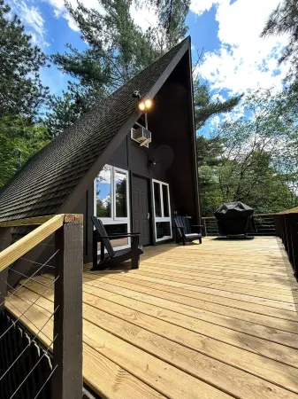 Adirondack Cozy Chalet Private & 3 Minutes to Whiteface Mountain. Pet Friendly. Отели в г. Уилмингтон