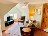 Cozy 3rd Floor Apartment Near Downtown [5-6]