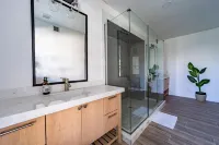 Spanish Villa retreat. Three king size beds + queens. Heated diving pool