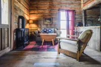 Cabin w modern upgrades next to the BEST wine, stars, peace, hot tub, relax