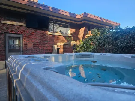 Large & Private House with Hot Tub, Pool Table, WiFi near downtown Ogden