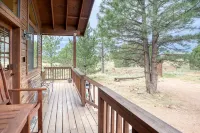 Cozy cabin for 2, private hot tub, King size bed!