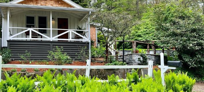 FLY LAKE- A Modern Mirror Lake Cottage Hotels in Highlands