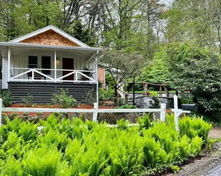 FLY LAKE- A Modern Mirror Lake Cottage Hotels in Highlands