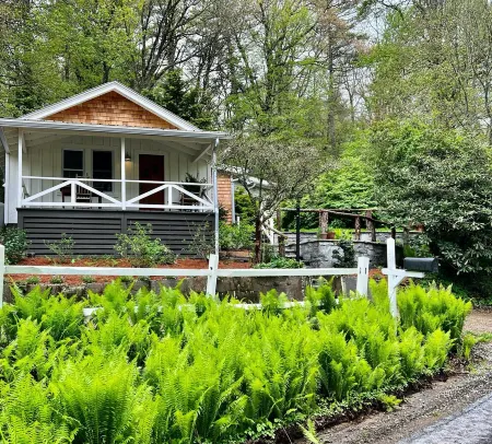 FLY LAKE- A Modern Mirror Lake Cottage Отели рядом с достопримечательностью «Sunrise Rock by Highlands-Cashiers Land Trust»