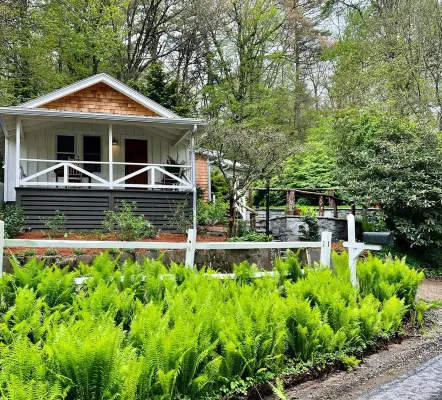 FLY LAKE- A Modern Mirror Lake Cottage