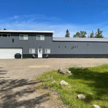 Spacious 3 bedroom 2 bath lodging near trails, with lots of off-street parking!