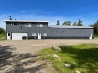 Spacious 3 bedroom 2 bath lodging near trails, with lots of off-street parking!