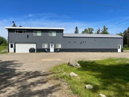 Spacious 3 bedroom 2 bath lodging near trails, with lots of off-street parking! Отели в г. Или