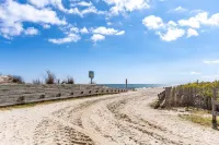 Newly Renovated Condo! Ocean View, Steps to beach, pool, private balcony,A/C