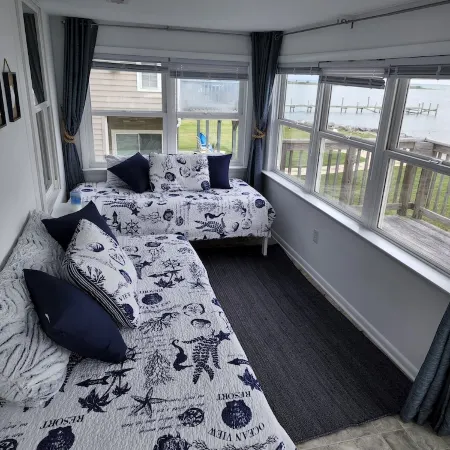 Relax & Renew in a WATERFRONT Cottage , private pier, kayaks, fishing, wineries.