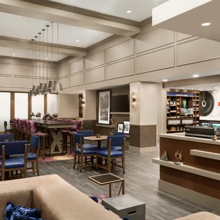 Hampton Inn and Suites Seattle/Renton