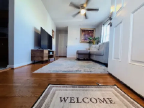 Cozy 2-bedroom apartment with WiFi, AC, walk to UK Campus/Hospital, near St. Joe