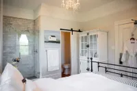 Beautiful 6 bedroom Historic Park Victorian Hotels in Auburn