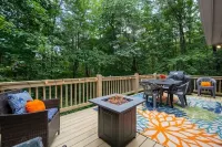 Family Vacay in the Mtn's with  Hot Tub, Fire Pit, Pools & Dog Friendly w/ Games