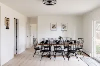 Updated & Spacious 5-bedroom house with Views of the Rock and Mountains