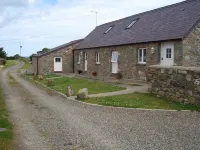 Cottage sleeping up to 6 in 3 bedrooms, peaceful. 1 mile to Newport Town Centre
