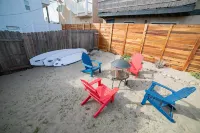 Stay in the charming SilverStrand neighborhood, 2 min walk to the sand-dogs ok! Отели рядом с достопримечательностью «Эйрпорт Селф Сторадж»