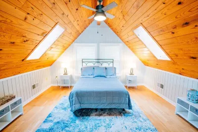 NEW 3BR+Loft, Lakefront, Dock, Firepit, Kayaks