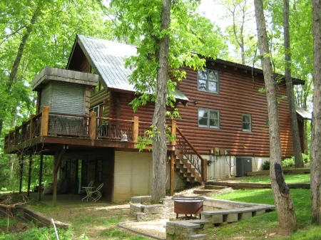 3200 Square Foot Log Home Near Branson!