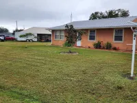 Lakehouse on lake Istokpoga. Separate inlaws quarters, 10 minutes from Raceway Hotels near Desoto City Ballfield