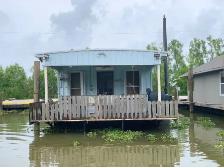 Drive up & park 6 ft from this clean, equipped houseboat in Cypress Cove Marina Отели в г. Плакеминс Пэриш