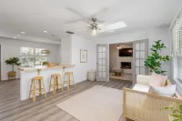 Beachie Cottage with luxury Spa, steps to the beach.