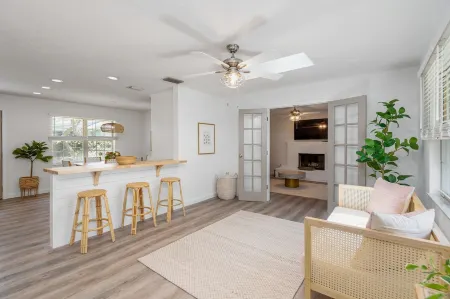 Beachie Cottage with luxury Spa, steps to the beach.