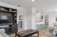 Beautiful Bright Condo Minutes to the Beach
