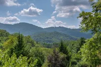 Cabin w/ Stunning Mountain Views-10 min to downtown & Blue Ridge Parkway