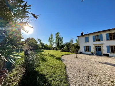 Ancien Presbytère du 17eme sur 1750 m2 de Jardin