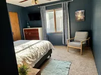Cozy Lakeside Cottage for Families and Fun Seekers. Game room - Large Soaker Tub