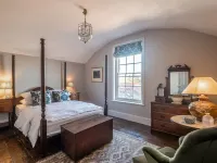 Sarah's - A Georgian townhouse apartment in the heart of historic Holt. Hotels in Holt