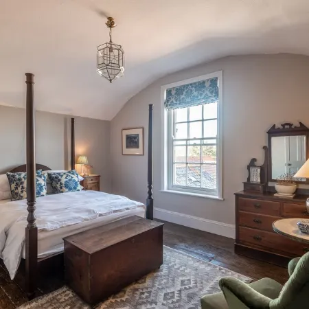 Sarah's - A Georgian townhouse apartment in the heart of historic Holt.