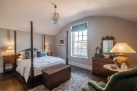 Sarah's - A Georgian townhouse apartment in the heart of historic Holt.