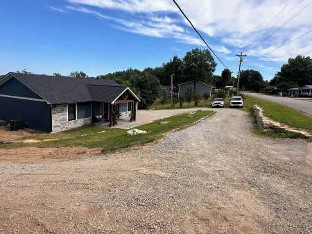 Stunning Brand New 4BR Lakeview Home with 8 person HotTub